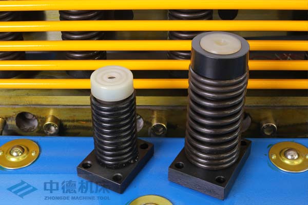 ZDS-2032采用高品質(zhì)壓料油缸,不滲油不會在板材表面留有油污.jpg ZDS-2032采用高品質(zhì)壓料油缸,不滲油不會在板材表面留有油污.jpg