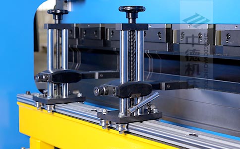 ZDPK-10025可調(diào)式檔指,手搖升降,可適應(yīng)不同模具;橫梁雙線軌設(shè)計(jì),零游隙.jpg ZDPK-10025可調(diào)式檔指,手搖升降,可適應(yīng)不同模具;橫梁雙線軌設(shè)計(jì),零游隙.jpg