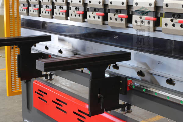 ZDPE10025采用線軌雙托料,可水平移動,能保持超高平行度,托料撐桿為ABS硬質(zhì)塑料,使用時不會劃傷不銹鋼板材表面.jpg ZDPE10025采用線軌雙托料,可水平移動,能保持超高平行度,托料撐桿為ABS硬質(zhì)塑料,使用時不會劃傷不銹鋼板材表面.jpg