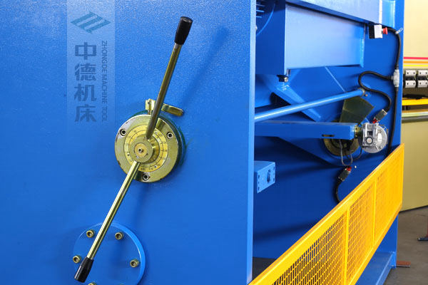 ZDS-432剪板機刀片間隙手動調節器，刻度清淅，調節省力又簡便.jpg