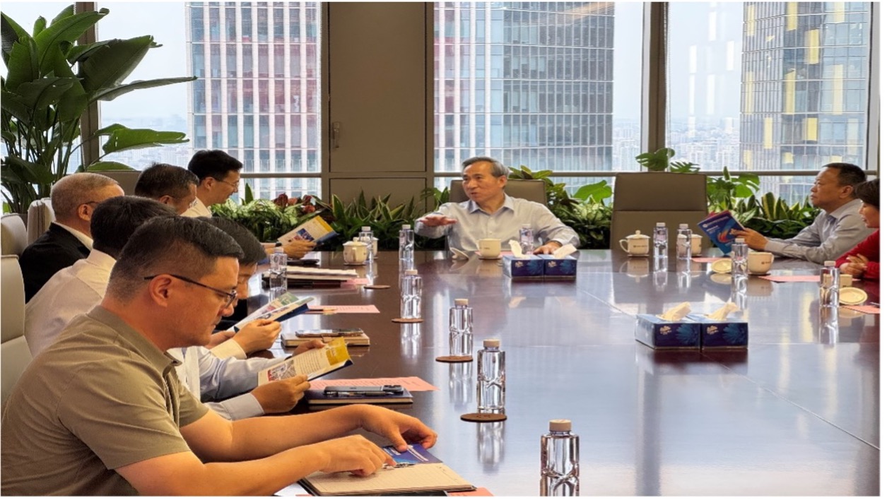 中國國際貿(mào)易促進(jìn)委員會(huì)任鴻斌會(huì)長一行到訪中礦資源集團(tuán)